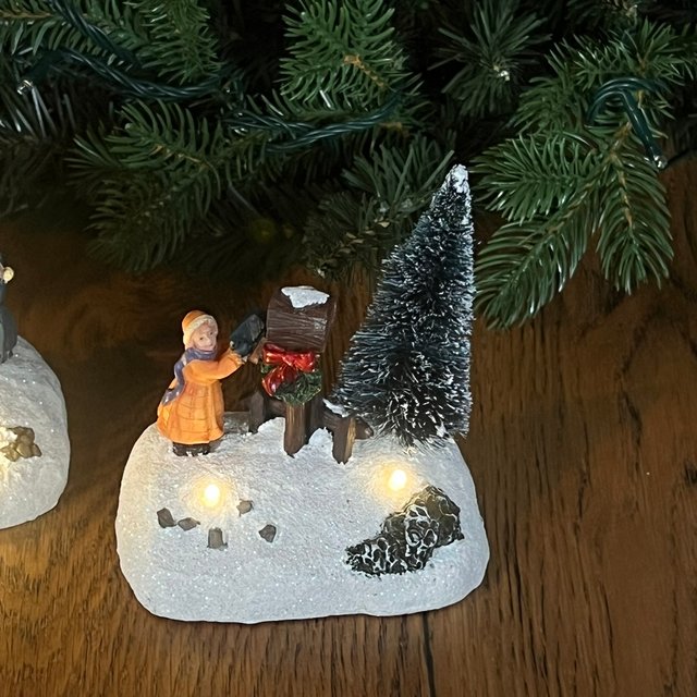 Jente med postkasse 10cm flerfarget, bilde 2 av 3