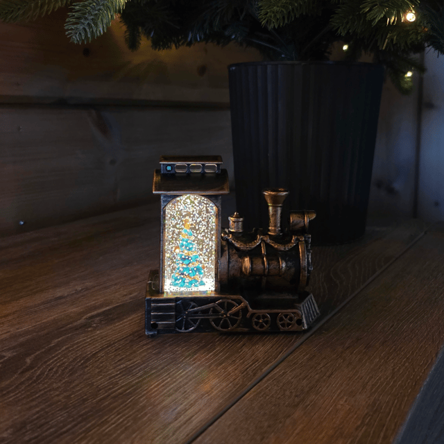 Eventyrlykt tog med juletre 2
